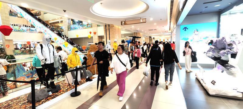 西安小寨赛格国际购物中心里人潮涌动。