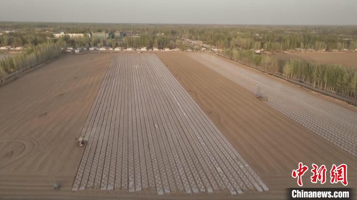 在新疆巴州轮台县群巴克镇迪那尔村的高标准农田里,两台装有北斗卫星