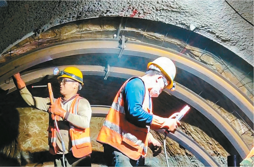 △李家河水库输水总干渠复线工程项目的工人们正在施工。