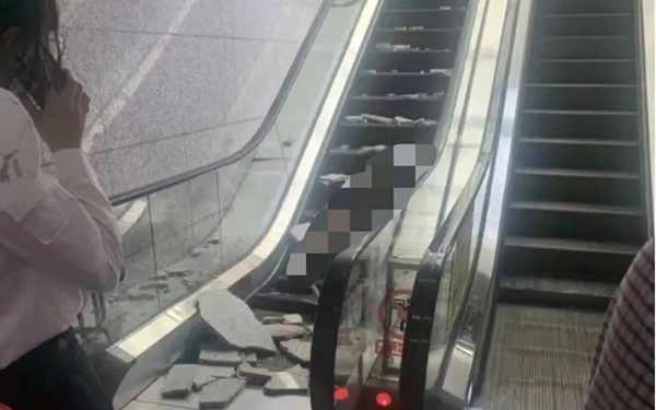 重庆一地铁站石砖脱落砸中孕妇 家属回应