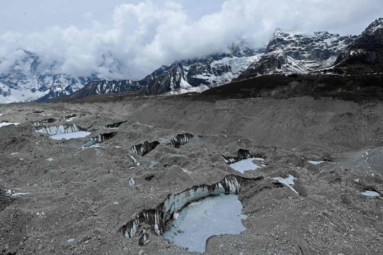 复旦研究生珠峰地区登山死亡 生前保险公司拒绝救援：保障区域不含尼泊尔