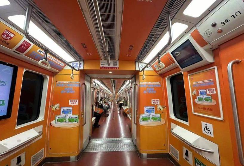 西安有地铁上都是药业的橘色广告 有人觉得不错 有人觉得很烦躁
