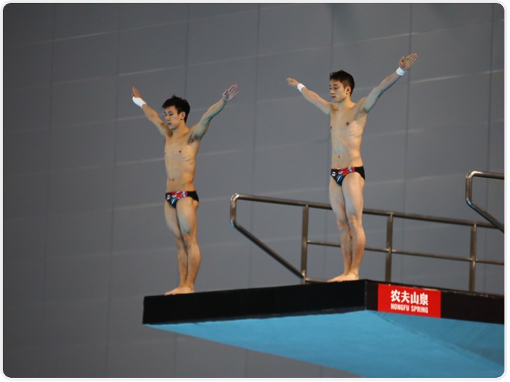 跳水世界杯男子双人10米台练俊杰搭档杨昊夺金
