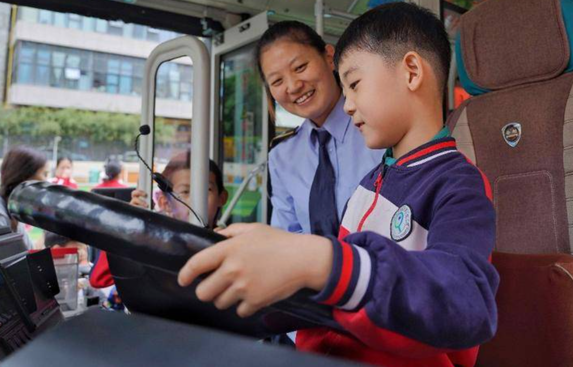 小朋友“开”公交找驾驶盲区 公交流动课堂走进幼儿园