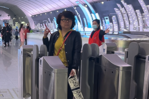 上海地铁试点“闸机常开门”首日：跑步强闯会被拦