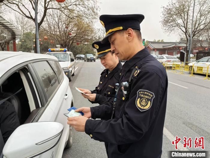 图为执法人员对网约车进行信息检查。　西安市出租汽车管理处 供图