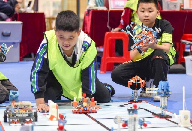 青少年机器人竞赛开赛 中小学生同场竞技