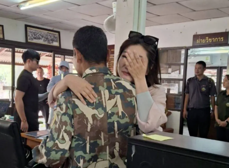 《消失的她》原型重返泰国背后：每天只能走五六千步 制作双语锦旗送泰国警方