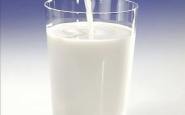 晚上空腹喝牛奶的利与弊及科学饮用建议