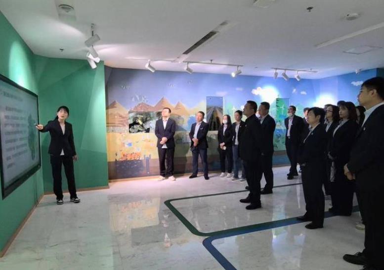 企业代表走进指挥中心 探秘“环保智慧大脑”