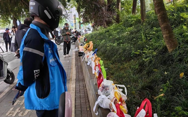 直击重庆长江大桥:外卖鲜花成堆 "胖猫"姐姐呼吁别点了