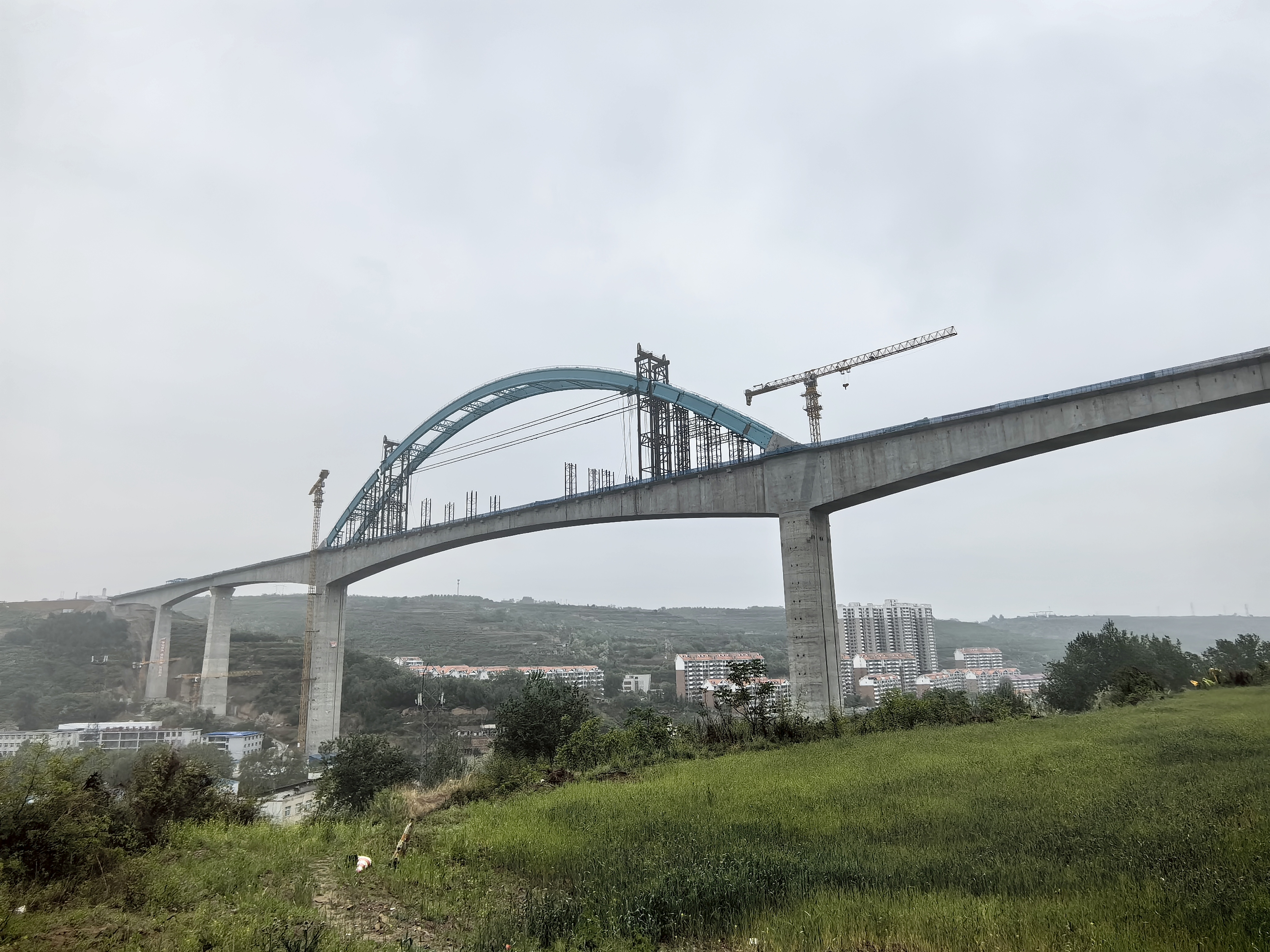 西延高铁取得里程碑进展 王家河特大桥钢管拱成功合龙