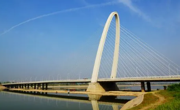 华商头条|惊险一瞬！西安浐灞民警桥上飞身救人 挽回一条年轻的生命