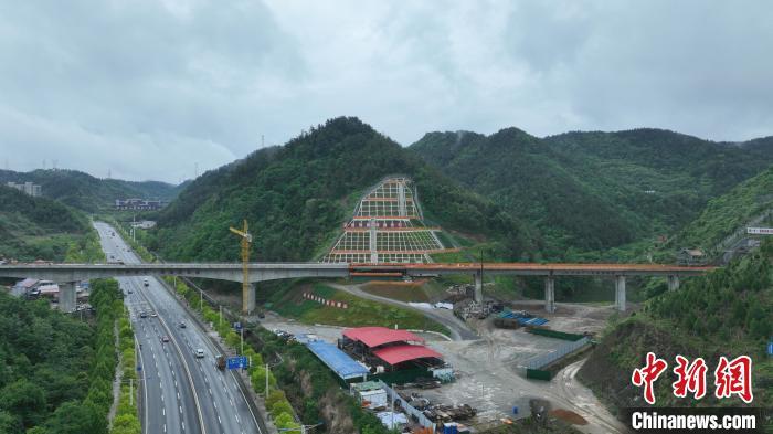 5月5日下午，西十高铁湖北段田二沟与跨汉江大道大桥合龙。肖帆摄