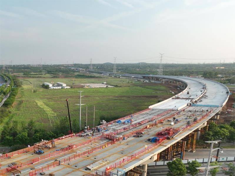 马泾高速马家堡大桥上跨张良路钢箱梁完成安装