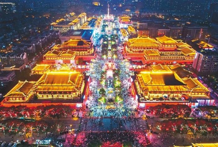 “五一”假期，西安大唐不夜城以绚丽多彩的夜景，吸引了全国各地的游客。(记者 谢伟 摄)