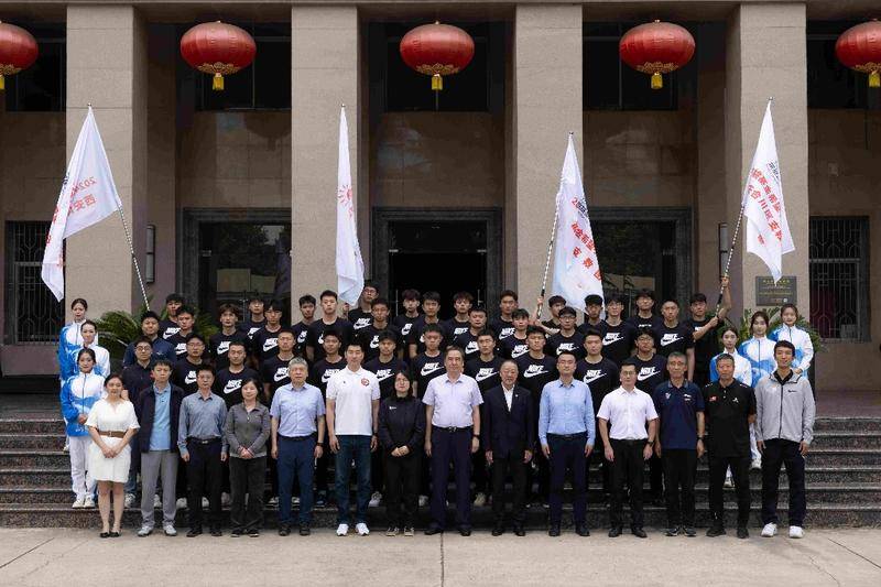 华商头条|2024年“姚基金希望小学篮球季”大学生支教志愿者出征仪式举行