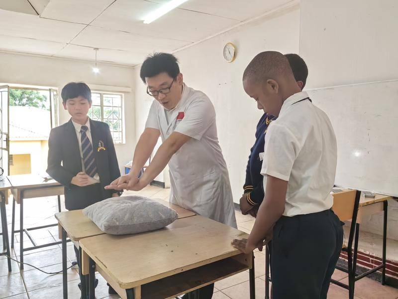 援外医生朱金文：开设了马拉维第一个脊柱专科门诊 开创了多个“首例”手术