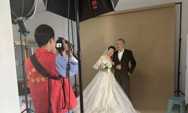 108坊故事|点亮母亲节“微心愿” 自强社区邀请老人免费拍金婚照