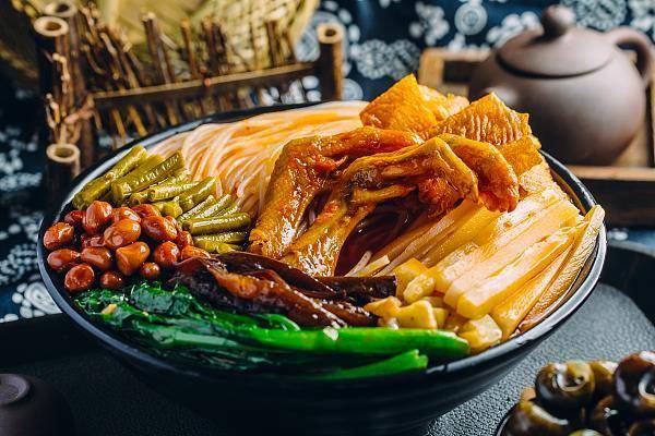 广西螺蛳粉官宣英文名"liuzhou luosifen" 那"加臭加辣"怎么说?