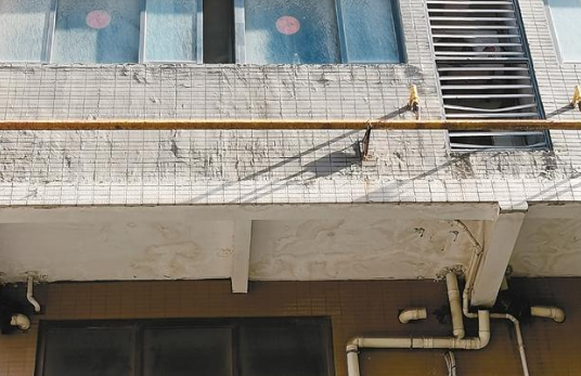 西安蔚蓝领寓1号楼外墙常掉水泥块 居民盼及时维修
