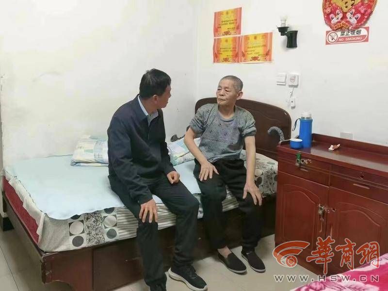 西安市公安局浐灞生态区分局辛家庙派出所在巡查时发现了衣衫褴褛正在