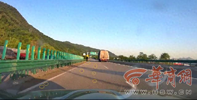 西安小伙高速上碾到铁片爆胎 几个单位都说不是自己责任