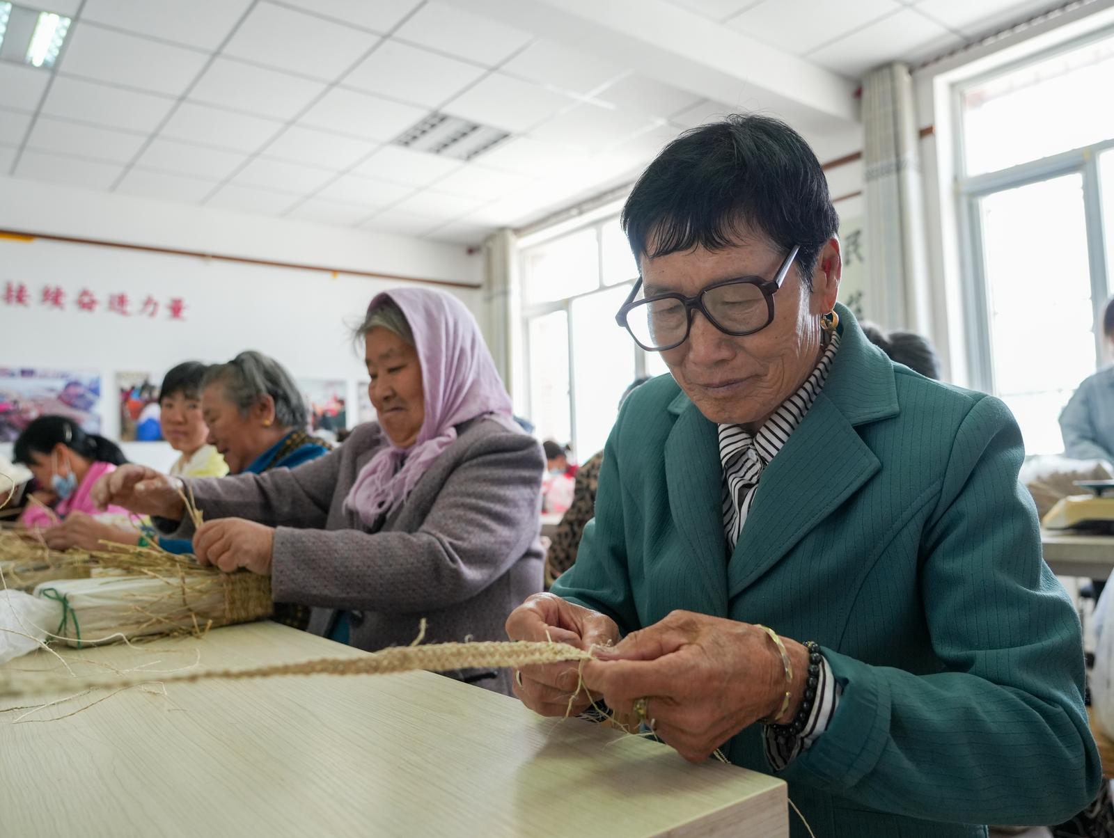 文化中国行︱笑脸吊牌后的麻编故事——看张璟如何带领移民将"指尖