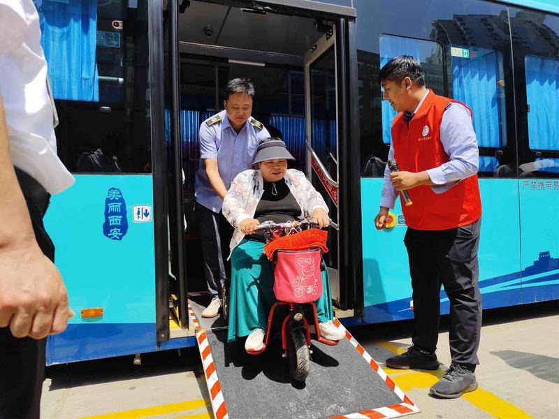 西安多条线路投放115辆无障碍公交车 方便残疾人士出行