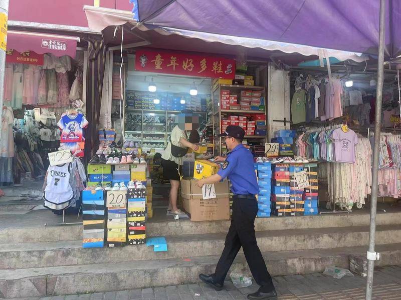 小8跑街| 西安康复路中段有商户长期占道经营影响通行 城管部门：加大巡查频次