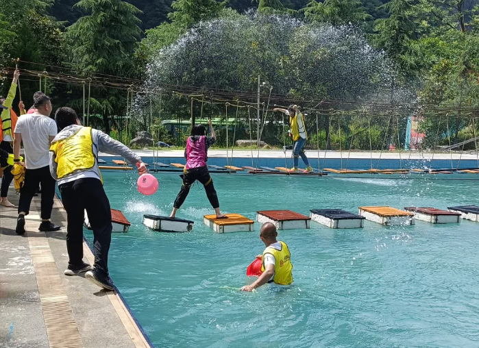 当生日蛋糕被缓缓推上来的那一刻,现场充满了温馨,感动的氛围,在一片