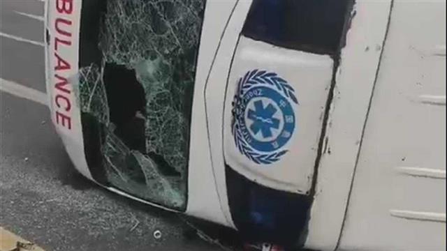 华商头条|大连救护车鸣笛闯红灯过路口时被撞翻 多人被甩出车外