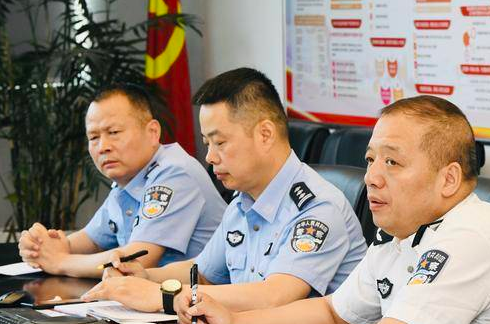 华商头条|西安公安交警做客华商直播间 交通出行问题跟市民“当面聊”