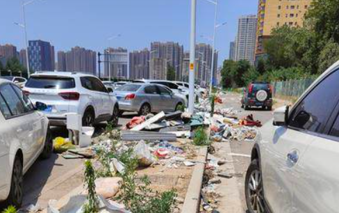 小8跑街|西安睦邻路修好一年多 现在成了“垃圾场”