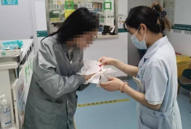 女孩手指受伤 西安好心的哥快速送医还垫付千元医疗费