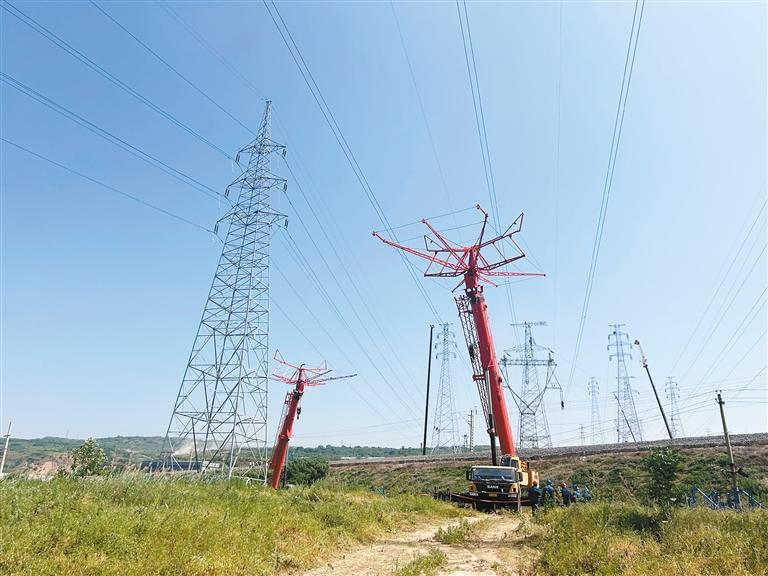 电塔“搬家”让道西延高铁 目前已完成15项电力线路迁改工程