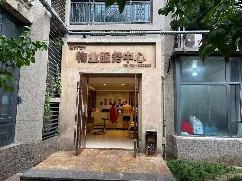 华商记者帮|物业新建的垃圾站距离商铺只有十来米远 商户觉得不合理