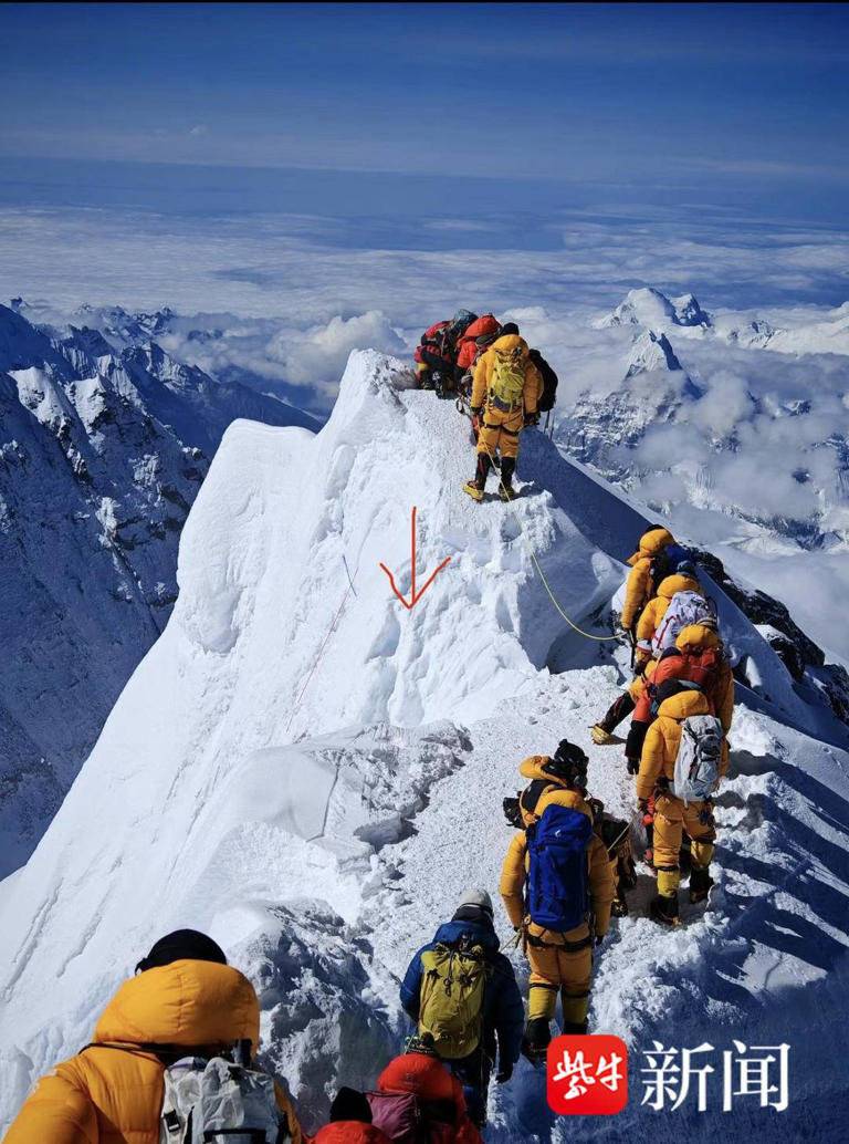 珠峰"希拉里台阶"塌陷亲历者:看到三个人爬上来 两人坠亡