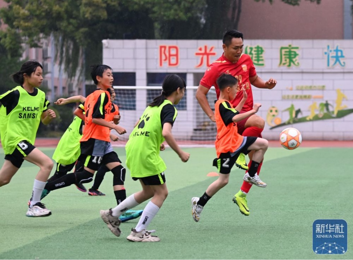 公益足球课走进秦巴山区