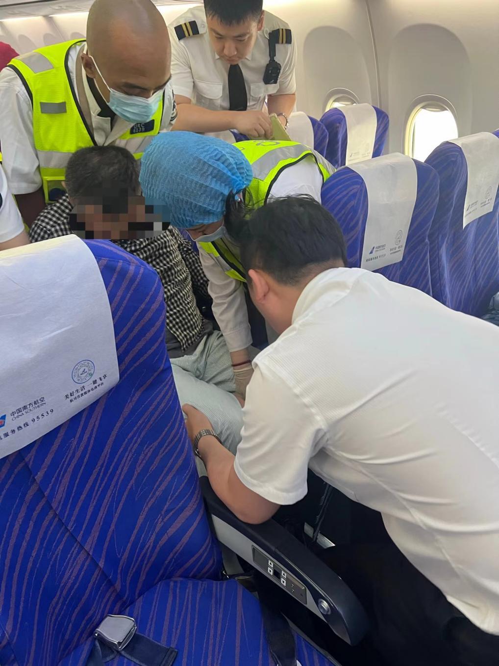 5月21日，在CZ6627西安--乌鲁木齐的航班上，众人合力救治救助昏迷旅客。