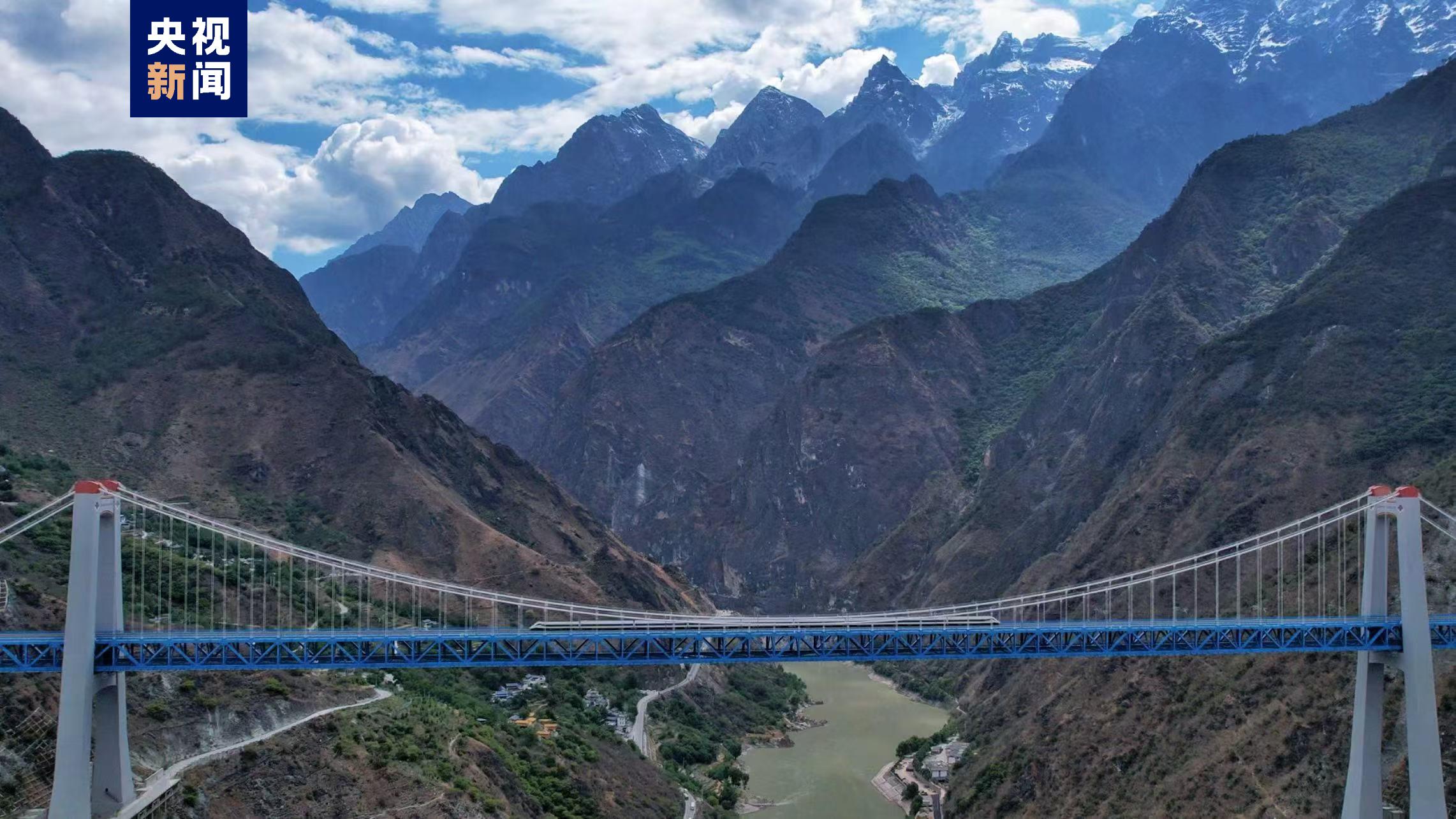 丽江方向驶去,标志着滇藏铁路重要组成部分丽江至香格里拉段开通运营