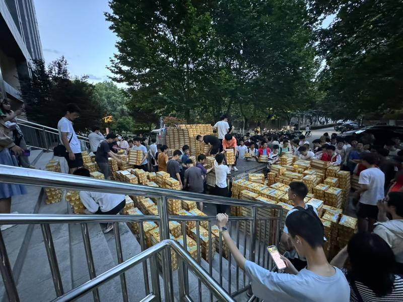 华商头条|西安交大“发水果” 每人一箱来自定点帮扶县的云南施甸沃柑