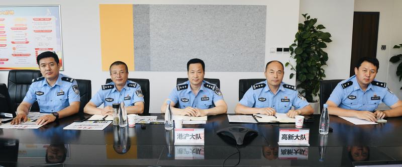 交警热线|去奥体中心看演唱会咋停车、地铁口“黑摩的”聚集怎么办……  西安公安港浐、高新交警对这些问题都有回应