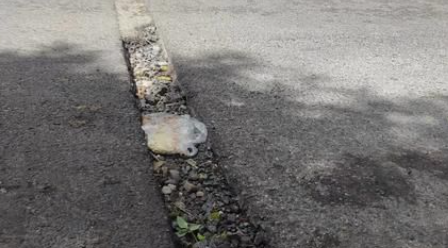 小8跑街|西安碑林区大学南路一处地面坑洼不平 车辆通行不便