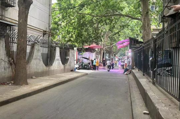 小8跑街|碑林城管：兴庆坊内摊贩占道搭棚问题已全部整改清理到位