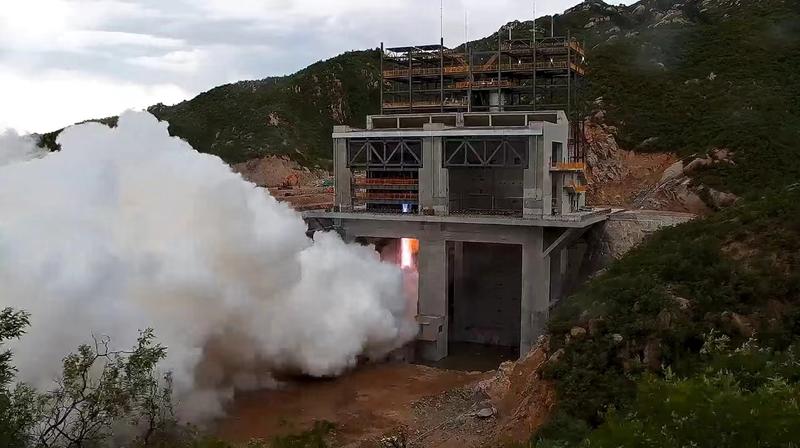 我国大推力氢氧发动机垂直双工位试验台建成投用