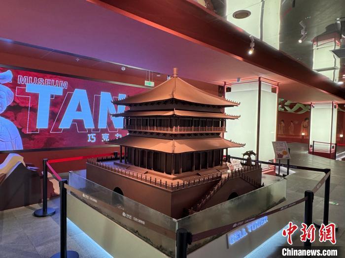 造型生动、细节逼真的巧克力“钟楼”。 李一璠 摄