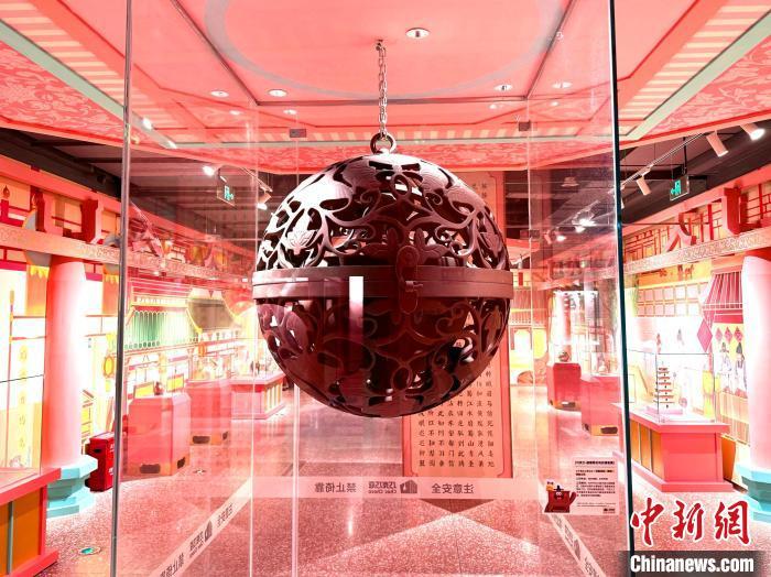 使用巧克力制作的“葡萄花鸟纹银香囊”。 李一璠 摄