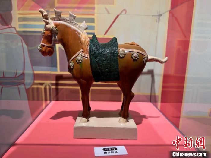 馆内展出的巧克力“唐三彩马”色泽鲜艳。 李一璠 摄