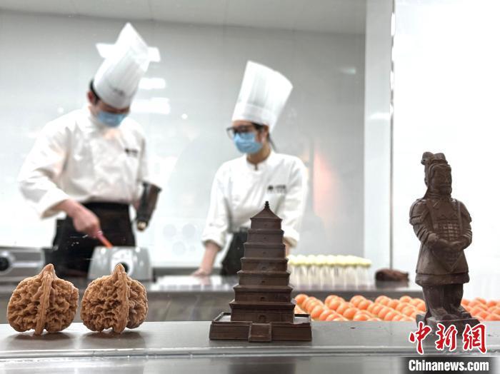 巧克力展品制作人员正在探讨工序。 李一璠 摄